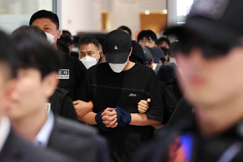 Kamboja mendeportasi warga Korea Selatan atas dugaan keterlibatan dalam penipuan daring, Sabtu (19/10/2025). (Agence Kampuchea Press/Handout via REUTERS) Kamboja mendeportasi warga Korea Selatan atas dugaan keterlibatan dalam penipuan daring, Sabtu (19/10/2025). (Agence Kampuchea Press/Handout via REUTERS)