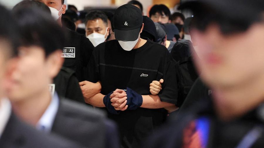 Kamboja mendeportasi warga Korea Selatan atas dugaan keterlibatan dalam penipuan daring, Sabtu (19/10/2025). (Agence Kampuchea Press/Handout via REUTERS)
