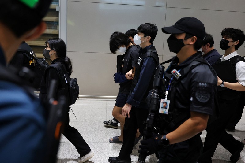 Kamboja mendeportasi warga Korea Selatan atas dugaan keterlibatan dalam penipuan daring, Sabtu (19/10/2025). (Agence Kampuchea Press/Handout via REUTERS) Kamboja mendeportasi warga Korea Selatan atas dugaan keterlibatan dalam penipuan daring, Sabtu (19/10/2025). (Agence Kampuchea Press/Handout via REUTERS)