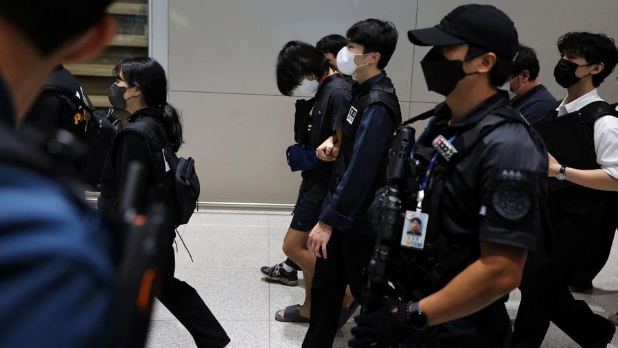 Kamboja mendeportasi warga Korea Selatan atas dugaan keterlibatan dalam penipuan daring, Sabtu (19/10/2025). (Agence Kampuchea Press/Handout via REUTERS) Kamboja mendeportasi warga Korea Selatan atas dugaan keterlibatan dalam penipuan daring, Sabtu (19/10/2025). (Agence Kampuchea Press/Handout via REUTERS)