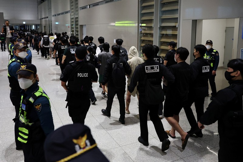 Kamboja mendeportasi warga Korea Selatan atas dugaan keterlibatan dalam penipuan daring, Sabtu (19/10/2025). (Agence Kampuchea Press/Handout via REUTERS) Kamboja mendeportasi warga Korea Selatan atas dugaan keterlibatan dalam penipuan daring, Sabtu (19/10/2025). (Agence Kampuchea Press/Handout via REUTERS)