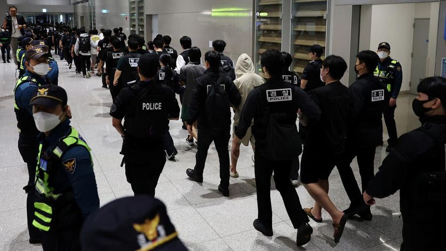 Kamboja mendeportasi warga Korea Selatan atas dugaan keterlibatan dalam penipuan daring, Sabtu (19/10/2025). (Agence Kampuchea Press/Handout via REUTERS) Kamboja mendeportasi warga Korea Selatan atas dugaan keterlibatan dalam penipuan daring, Sabtu (19/10/2025). (Agence Kampuchea Press/Handout via REUTERS)