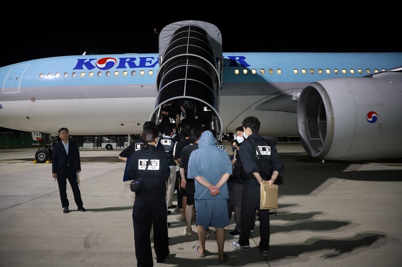 Kamboja mendeportasi warga Korea Selatan atas dugaan keterlibatan dalam penipuan daring, Sabtu (19/10/2025). (Agence Kampuchea Press/Handout via REUTERS) Kamboja mendeportasi warga Korea Selatan atas dugaan keterlibatan dalam penipuan daring, Sabtu (19/10/2025). (Agence Kampuchea Press/Handout via REUTERS)