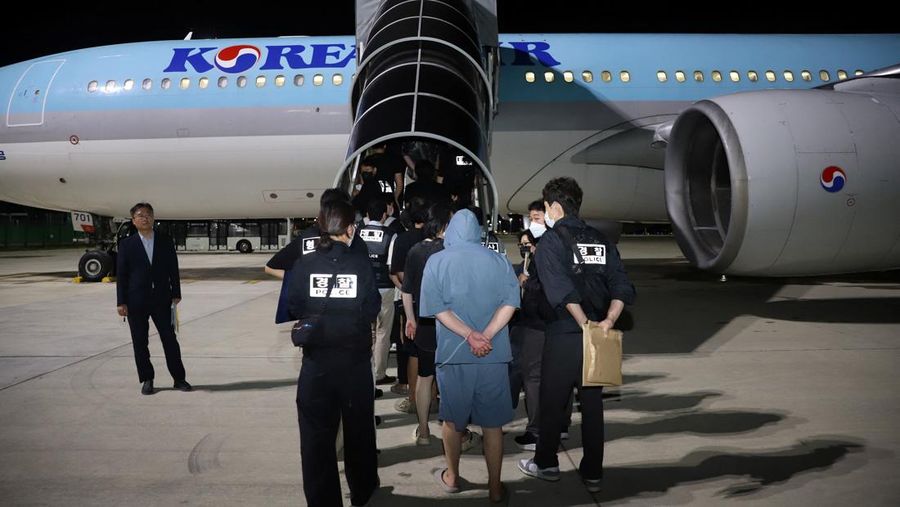 Kamboja mendeportasi warga Korea Selatan atas dugaan keterlibatan dalam penipuan daring, Sabtu (19/10/2025). (Agence Kampuchea Press/Handout via REUTERS)