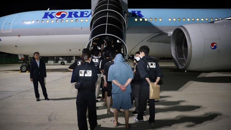 Kamboja mendeportasi warga Korea Selatan atas dugaan keterlibatan dalam penipuan daring, Sabtu (19/10/2025). (Agence Kampuchea Press/Handout via REUTERS)