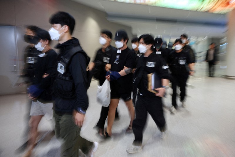 Kamboja mendeportasi warga Korea Selatan atas dugaan keterlibatan dalam penipuan daring, Sabtu (19/10/2025). (Agence Kampuchea Press/Handout via REUTERS) Kamboja mendeportasi warga Korea Selatan atas dugaan keterlibatan dalam penipuan daring, Sabtu (19/10/2025). (Agence Kampuchea Press/Handout via REUTERS)