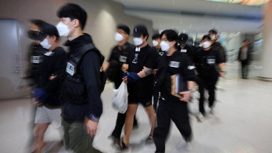 Kamboja mendeportasi warga Korea Selatan atas dugaan keterlibatan dalam penipuan daring, Sabtu (19/10/2025). (Agence Kampuchea Press/Handout via REUTERS) Kamboja mendeportasi warga Korea Selatan atas dugaan keterlibatan dalam penipuan daring, Sabtu (19/10/2025). (Agence Kampuchea Press/Handout via REUTERS)