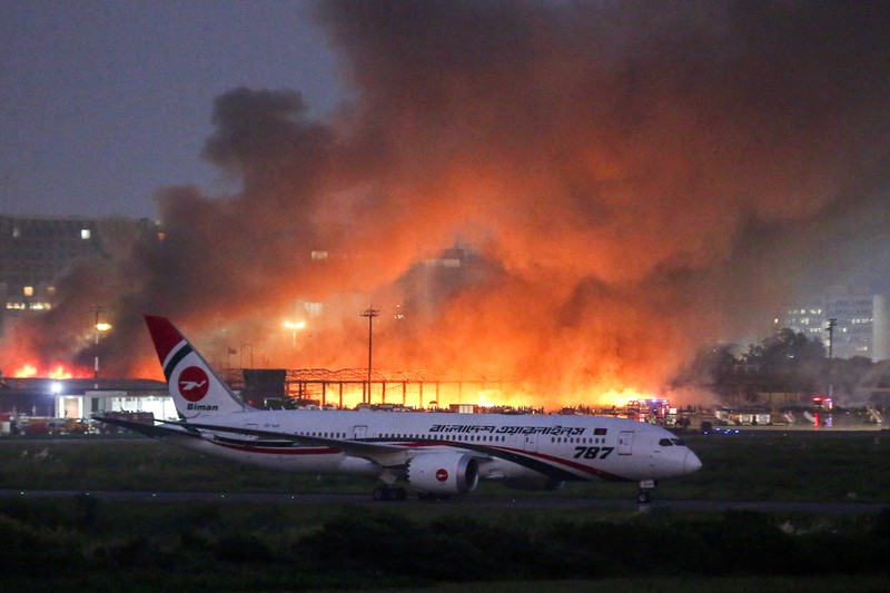 Kebakaran dahsyat melanda terminal kargo Bandara Internasional Hazrat Shahjalal di Kota Dhaka, Bangladesh, Sabtu (18/10/2025) waktu setempat. (REUTERS/Mehedi Hasan) Kebakaran dahsyat melanda terminal kargo Bandara Internasional Hazrat Shahjalal di Kota Dhaka, Bangladesh, Sabtu (18/10/2025) waktu setempat. (REUTERS/Mehedi Hasan)