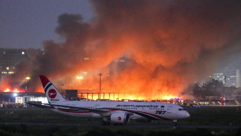 Kebakaran dahsyat melanda terminal kargo Bandara Internasional Hazrat Shahjalal di Kota Dhaka, Bangladesh, Sabtu (18/10/2025) waktu setempat. (REUTERS/Mehedi Hasan)