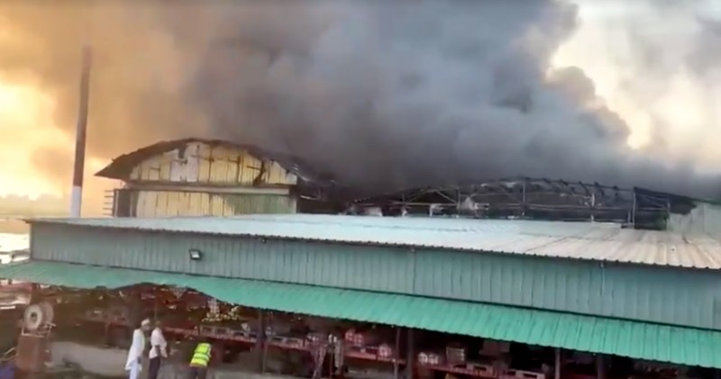 Kebakaran dahsyat melanda terminal kargo Bandara Internasional Hazrat Shahjalal di Kota Dhaka, Bangladesh, Sabtu (18/10/2025) waktu setempat. (REUTERS/Mehedi Hasan) Kebakaran dahsyat melanda terminal kargo Bandara Internasional Hazrat Shahjalal di Kota Dhaka, Bangladesh, Sabtu (18/10/2025) waktu setempat. (REUTERS/Mehedi Hasan)
