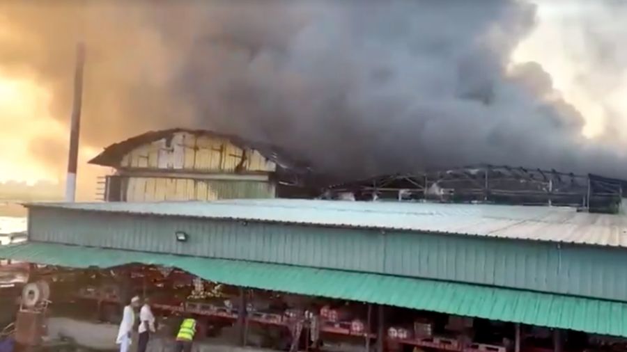 Kebakaran dahsyat melanda terminal kargo Bandara Internasional Hazrat Shahjalal di Kota Dhaka, Bangladesh, Sabtu (18/10/2025) waktu setempat. (REUTERS/Mehedi Hasan)