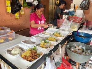 Video: Nasi Liwet Ayam Goreng Rp 20 Ribu di Jakbar, Ludes 3 Jam