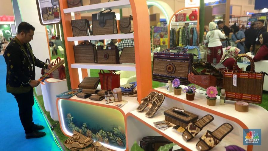 Pengunjung melihat produk kerajinan buah tangan di tenan Rumah tamadun UMKM lokal dari binaan BPDP di ajang Trade Expo Indonesia (TEI) 2025 di ICE BSD City, Tangerang, Sabtu (18/10/2025). (CNBC Indonesia/Muhammad Sabki)