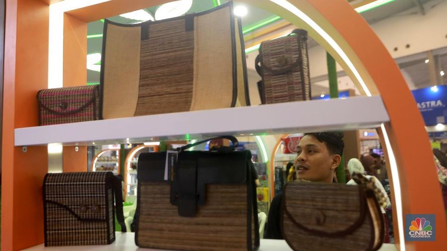 Pengunjung melihat produk kerajinan buah tangan di tenan Rumah tamadun UMKM lokal dari binaan BPDP di ajang Trade Expo Indonesia (TEI) 2025 di ICE BSD City, Tangerang, Sabtu (18/10/2025). (CNBC Indonesia/Muhammad Sabki) Pengunjung melihat produk kerajinan buah tangan di tenan Rumah tamadun UMKM lokal dari binaan BPDP di ajang Trade Expo Indonesia (TEI) 2025 di ICE BSD City, Tangerang, Sabtu (18/10/2025). (CNBC Indonesia/Muhammad Sabki)