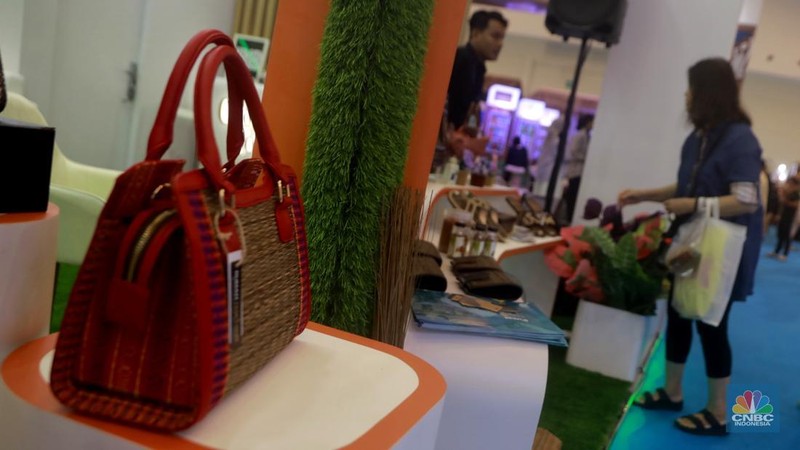 Pengunjung melihat produk kerajinan buah tangan di tenan Rumah tamadun UMKM lokal dari binaan BPDP di ajang Trade Expo Indonesia (TEI) 2025 di ICE BSD City, Tangerang, Sabtu (18/10/2025). (CNBC Indonesia/Muhammad Sabki)