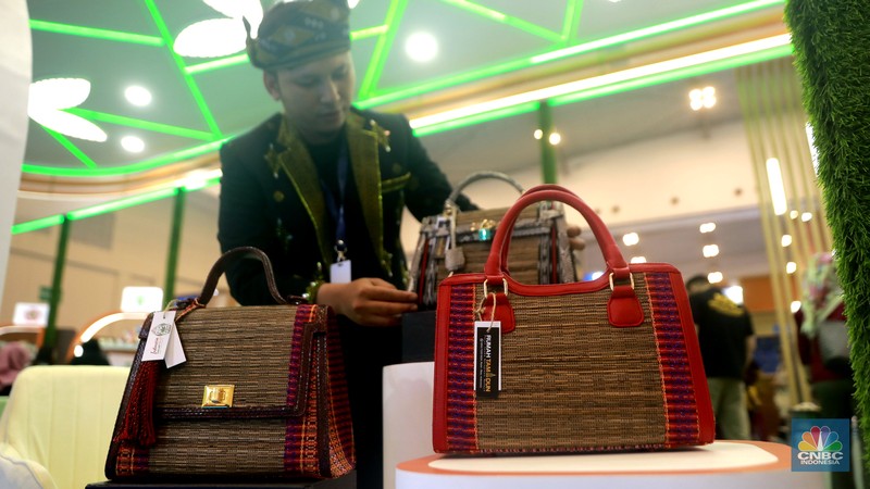 Pengunjung melihat produk kerajinan buah tangan di tenan Rumah tamadun UMKM lokal dari binaan BPDP di ajang Trade Expo Indonesia (TEI) 2025 di ICE BSD City, Tangerang, Sabtu (18/10/2025). (CNBC Indonesia/Muhammad Sabki) Pengunjung melihat produk kerajinan buah tangan di tenan Rumah tamadun UMKM lokal dari binaan BPDP di ajang Trade Expo Indonesia (TEI) 2025 di ICE BSD City, Tangerang, Sabtu (18/10/2025). (CNBC Indonesia/Muhammad Sabki)