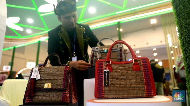 Pengunjung melihat produk kerajinan buah tangan di tenan Rumah tamadun UMKM lokal dari binaan BPDP di ajang Trade Expo Indonesia (TEI) 2025 di ICE BSD City, Tangerang, Sabtu (18/10/2025). (CNBC Indonesia/Muhammad Sabki)