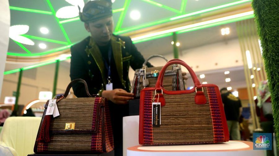 Pengunjung melihat produk kerajinan buah tangan di tenan Rumah tamadun UMKM lokal dari binaan BPDP di ajang Trade Expo Indonesia (TEI) 2025 di ICE BSD City, Tangerang, Sabtu (18/10/2025). (CNBC Indonesia/Muhammad Sabki) Pengunjung melihat produk kerajinan buah tangan di tenan Rumah tamadun UMKM lokal dari binaan BPDP di ajang Trade Expo Indonesia (TEI) 2025 di ICE BSD City, Tangerang, Sabtu (18/10/2025). (CNBC Indonesia/Muhammad Sabki)