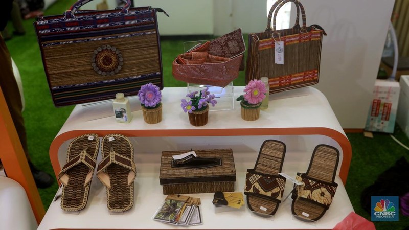 Pengunjung melihat produk kerajinan buah tangan di tenan Rumah tamadun UMKM lokal dari binaan BPDP di ajang Trade Expo Indonesia (TEI) 2025 di ICE BSD City, Tangerang, Sabtu (18/10/2025). (CNBC Indonesia/Muhammad Sabki)