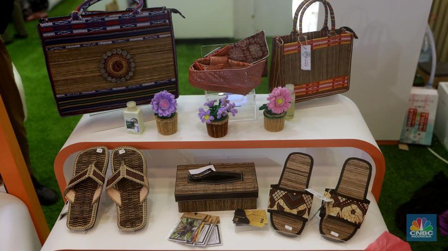 Pengunjung melihat produk kerajinan buah tangan di tenan Rumah tamadun UMKM lokal dari binaan BPDP di ajang Trade Expo Indonesia (TEI) 2025 di ICE BSD City, Tangerang, Sabtu (18/10/2025). (CNBC Indonesia/Muhammad Sabki) Pengunjung melihat produk kerajinan buah tangan di tenan Rumah tamadun UMKM lokal dari binaan BPDP di ajang Trade Expo Indonesia (TEI) 2025 di ICE BSD City, Tangerang, Sabtu (18/10/2025). (CNBC Indonesia/Muhammad Sabki)