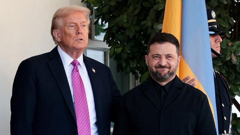 Presiden AS Donald Trump menerima kunjungan Presiden Ukraina Volodymyr Zelenskiy di Gedung Putih di Washington, D.C., AS, Jumat (17/10/2025) waktu setempat. (REUTERS/Jonathan Ernst)