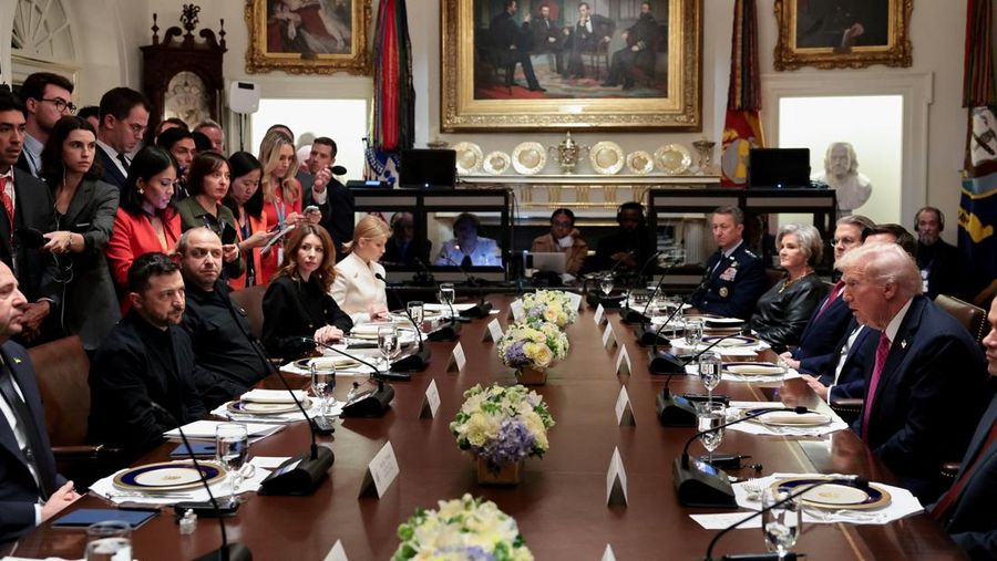 Presiden AS Donald Trump menerima kunjungan Presiden Ukraina Volodymyr Zelenskiy di Gedung Putih di Washington, D.C., AS, Jumat (17/10/2025) waktu setempat. (REUTERS/Jonathan Ernst)