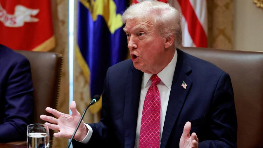 Presiden AS Donald Trump menerima kunjungan Presiden Ukraina Volodymyr Zelenskiy di Gedung Putih di Washington, D.C., AS, Jumat (17/10/2025) waktu setempat. (REUTERS/Jonathan Ernst)