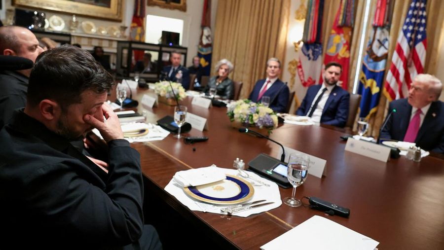 Presiden AS Donald Trump menerima kunjungan Presiden Ukraina Volodymyr Zelenskiy di Gedung Putih di Washington, D.C., AS, Jumat (17/10/2025) waktu setempat. (REUTERS/Jonathan Ernst)