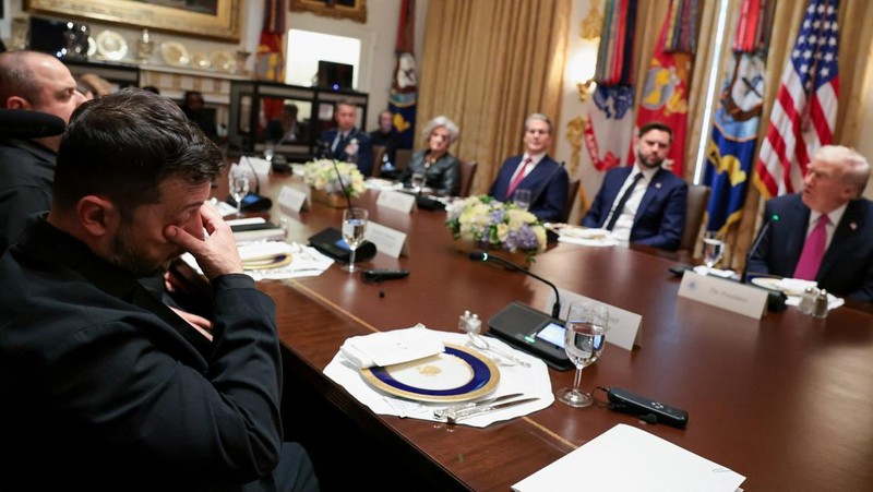 Presiden AS Donald Trump menerima kunjungan Presiden Ukraina Volodymyr Zelenskiy di Gedung Putih di Washington, D.C., AS, Jumat (17/10/2025) waktu setempat. (REUTERS/Jonathan Ernst)