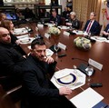 Presiden AS Donald Trump menerima kunjungan Presiden Ukraina Volodymyr Zelenskiy di Gedung Putih di Washington, D.C., AS, Jumat (17/10/2025) waktu setempat. (REUTERS/Jonathan Ernst)