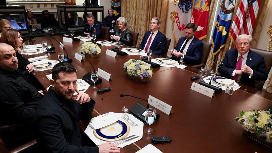 Presiden AS Donald Trump menerima kunjungan Presiden Ukraina Volodymyr Zelenskiy di Gedung Putih di Washington, D.C., AS, Jumat (17/10/2025) waktu setempat. (REUTERS/Jonathan Ernst)