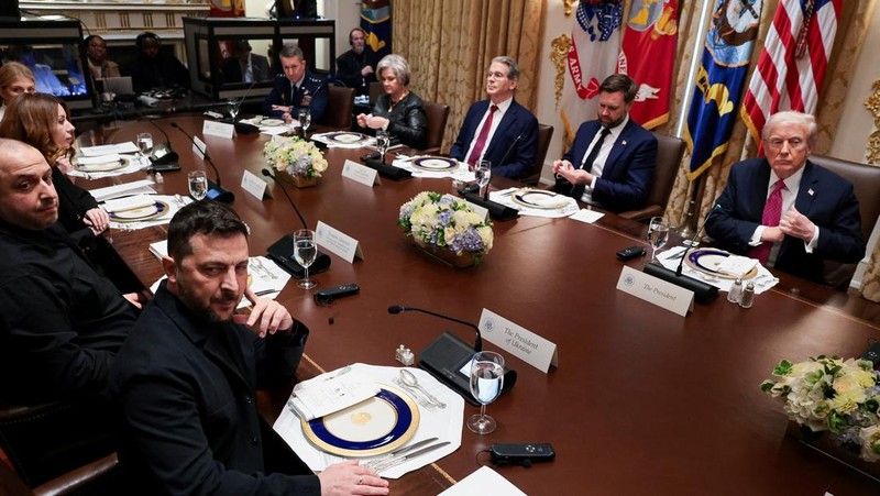 Presiden AS Donald Trump menerima kunjungan Presiden Ukraina Volodymyr Zelenskiy di Gedung Putih di Washington, D.C., AS, Jumat (17/10/2025) waktu setempat. (REUTERS/Jonathan Ernst)