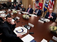 Presiden AS Donald Trump menerima kunjungan Presiden Ukraina Volodymyr Zelenskiy di Gedung Putih di Washington, D.C., AS, Jumat (17/10/2025) waktu setempat. (REUTERS/Jonathan Ernst)