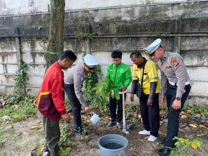 Ojol di Pelalawan Antusias Tanam Pohon Sambil Perpanjang SIM Gratis
