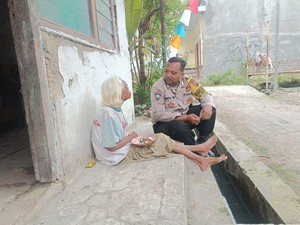 Potret Tulus Pak Bhabin Debong Kulon Rutin Sambangi Lansia di Tegal