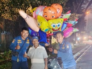 Balon Pedagang di Bintaro Tersangkut Pohon 15 Meter, Damkar Turun Tangan