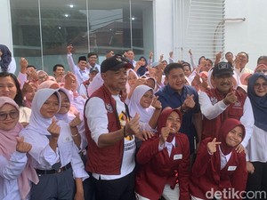 Mensos dan Seskab Teddy Cek Sekolah Rakyat di Tangsel, Disambut Antusias Siswa