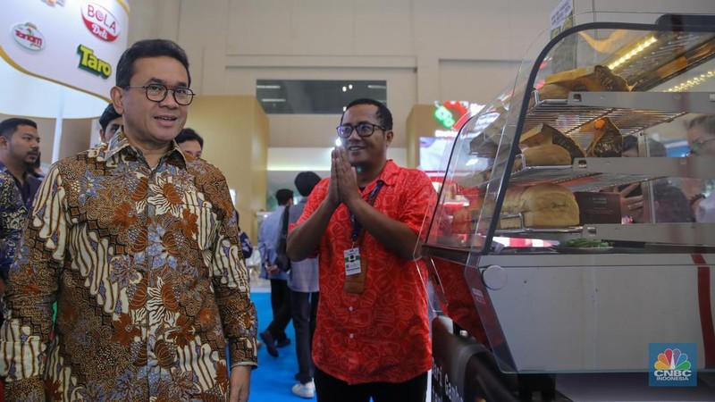 Menteri Perdagangan, Budi Santoso meninjau tenan UMKM dalam acara Trade Expo Indonesia (TEI) 2025 di ICE BSD, Kabupaten Tangerang, Minggu (19/10/2025). (CNBC Indonesia/Faisal Rahman)
