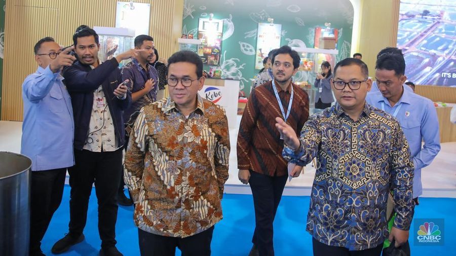 Menteri Perdagangan, Budi Santoso meninjau tenan UMKM dalam acara Trade Expo Indonesia (TEI) 2025 di ICE BSD, Kabupaten Tangerang, Minggu (19/10/2025). (CNBC Indonesia/Faisal Rahman)