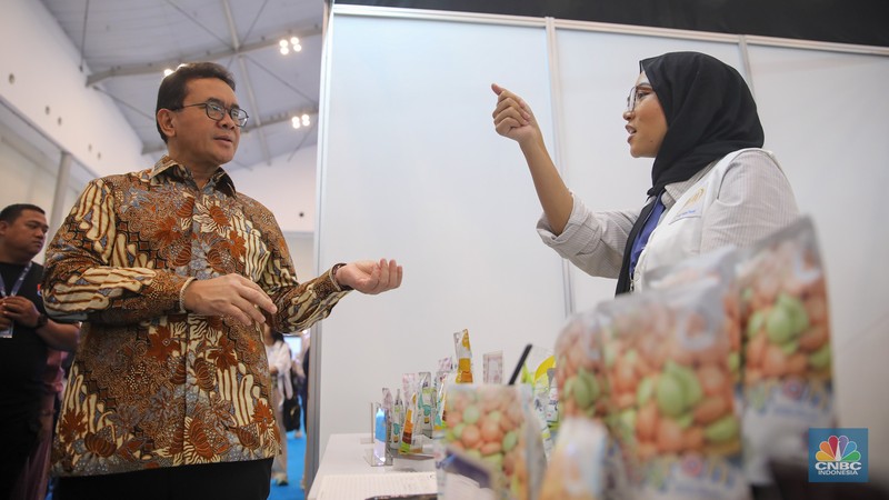 Menteri Perdagangan, Budi Santoso meninjau tenan UMKM dalam acara Trade Expo Indonesia (TEI) 2025 di ICE BSD, Kabupaten Tangerang, Minggu (19/10/2025). (CNBC Indonesia/Faisal Rahman) Menteri Perdagangan, Budi Santoso meninjau tenan UMKM dalam acara Trade Expo Indonesia (TEI) 2025 di ICE BSD, Kabupaten Tangerang, Minggu (19/10/2025). (CNBC Indonesia/Faisal Rahman)