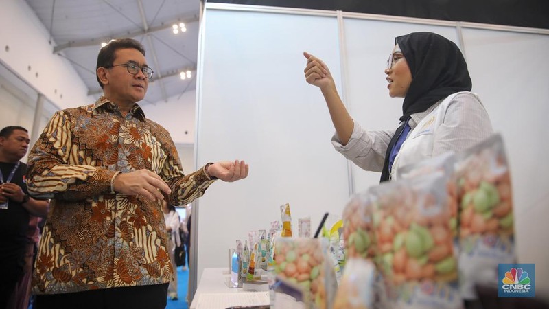 Menteri Perdagangan, Budi Santoso meninjau tenan UMKM dalam acara Trade Expo Indonesia (TEI) 2025 di ICE BSD, Kabupaten Tangerang, Minggu (19/10/2025). (CNBC Indonesia/Faisal Rahman)