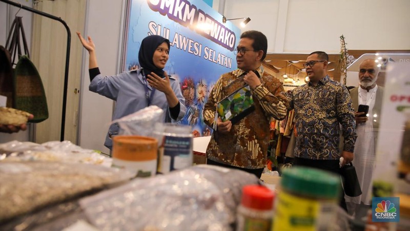 Menteri Perdagangan, Budi Santoso meninjau tenan UMKM dalam acara Trade Expo Indonesia (TEI) 2025 di ICE BSD, Kabupaten Tangerang, Minggu (19/10/2025). (CNBC Indonesia/Faisal Rahman)