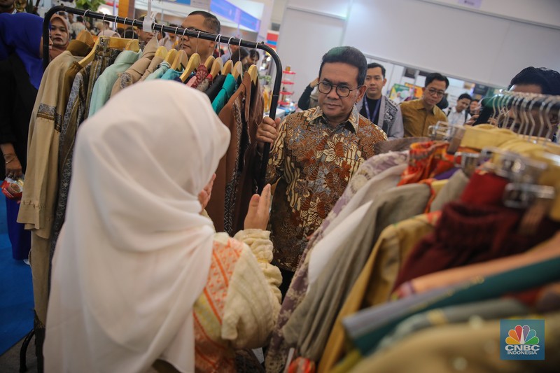 Menteri Perdagangan, Budi Santoso meninjau tenan UMKM dalam acara Trade Expo Indonesia (TEI) 2025 di ICE BSD, Kabupaten Tangerang, Minggu (19/10/2025). (CNBC Indonesia/Faisal Rahman) Menteri Perdagangan, Budi Santoso meninjau tenan UMKM dalam acara Trade Expo Indonesia (TEI) 2025 di ICE BSD, Kabupaten Tangerang, Minggu (19/10/2025). (CNBC Indonesia/Faisal Rahman)