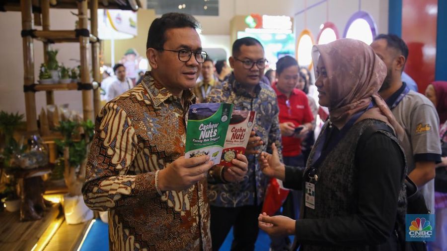 Menteri Perdagangan, Budi Santoso meninjau tenan UMKM dalam acara Trade Expo Indonesia (TEI) 2025 di ICE BSD, Kabupaten Tangerang, Minggu (19/10/2025). (CNBC Indonesia/Faisal Rahman)