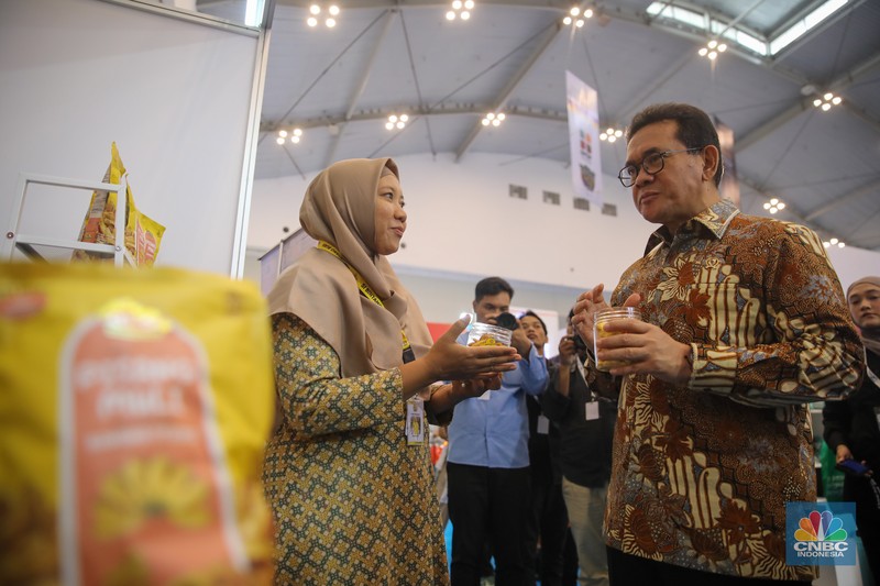 Menteri Perdagangan, Budi Santoso meninjau tenan UMKM dalam acara Trade Expo Indonesia (TEI) 2025 di ICE BSD, Kabupaten Tangerang, Minggu (19/10/2025). (CNBC Indonesia/Faisal Rahman) Menteri Perdagangan, Budi Santoso meninjau tenan UMKM dalam acara Trade Expo Indonesia (TEI) 2025 di ICE BSD, Kabupaten Tangerang, Minggu (19/10/2025). (CNBC Indonesia/Faisal Rahman)