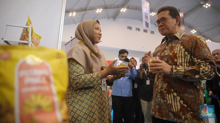 Menteri Perdagangan, Budi Santoso meninjau tenan UMKM dalam acara Trade Expo Indonesia (TEI) 2025 di ICE BSD, Kabupaten Tangerang, Minggu (19/10/2025). (CNBC Indonesia/Faisal Rahman)