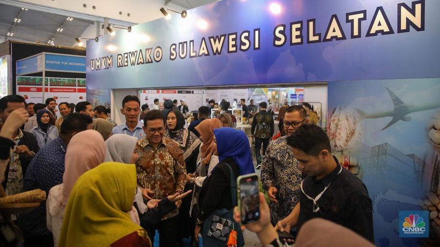 Menteri Perdagangan, Budi Santoso meninjau tenan UMKM dalam acara Trade Expo Indonesia (TEI) 2025 di ICE BSD, Kabupaten Tangerang, Minggu (19/10/2025). (CNBC Indonesia/Faisal Rahman)