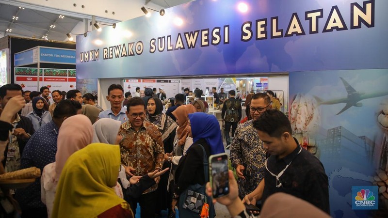 Menteri Perdagangan, Budi Santoso meninjau tenan UMKM dalam acara Trade Expo Indonesia (TEI) 2025 di ICE BSD, Kabupaten Tangerang, Minggu (19/10/2025). (CNBC Indonesia/Faisal Rahman)