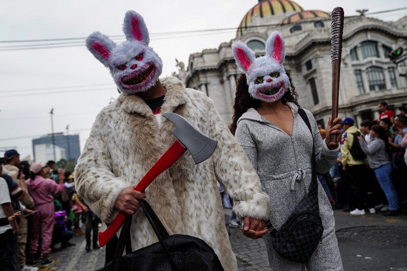 MEXICO-ZOMBIE WALK/ Zombie Walk acara tahunan populer yang menampilkan ribuan orang berpakaian dan merias wajah seperti zombie, 18 Oktober 2025. REUTERS/Toya Sarno Jordan