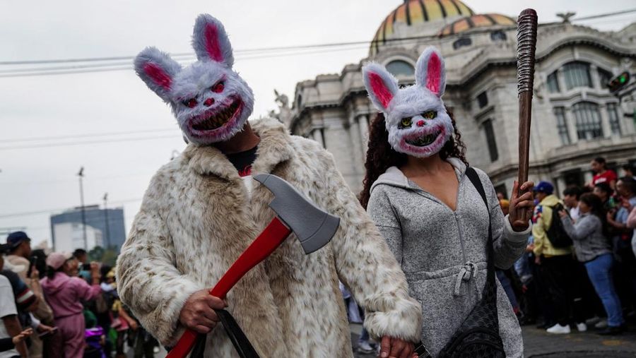 MEXICO-ZOMBIE WALK/ Zombie Walk acara tahunan populer yang menampilkan ribuan orang berpakaian dan merias wajah seperti zombie, 18 Oktober 2025. REUTERS/Toya Sarno Jordan
